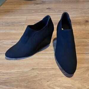 Donald Pliner Tanah Crepe Elastic Shootie